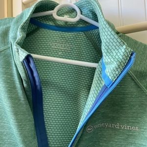 Vineyard Vines 1/4 zip pullover. Very lightweight, sporty. Mens Medium.